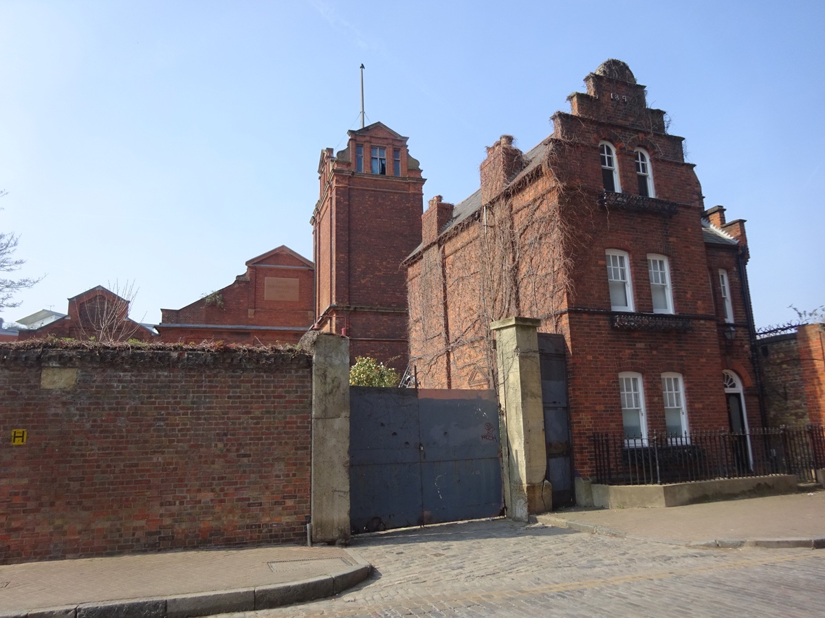 LHP, Glamis Road, Wapping. &copy; Robert Mason, 28.3.12