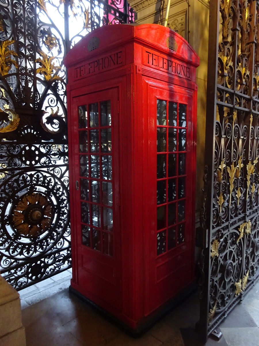 prototype K2 in the entrance portal of Burlington House, Piccadilly